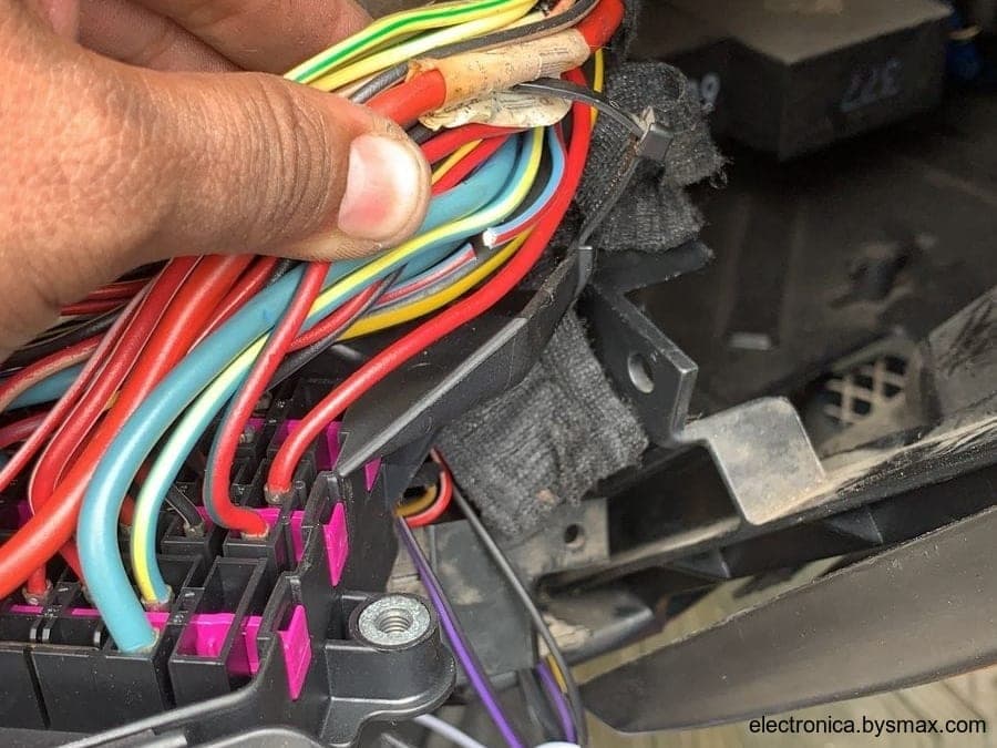 Paso 1: CORTE A LA BOMBA, CABLE CELESTE CON FRANJA ROJA TR
