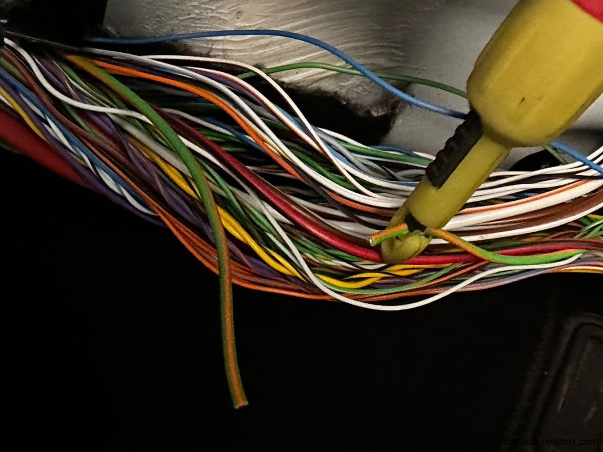 Paso 1: CORTE A LA BOMBA, CABLE VERDE CON FRANJA TOMATE, U