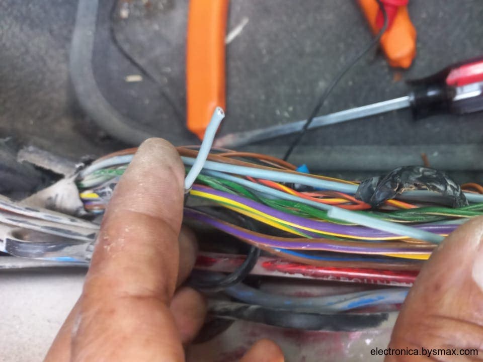 Paso 1: CORTE A LA BOMBA, CABLE GRISS LADO DEL PILOTO
