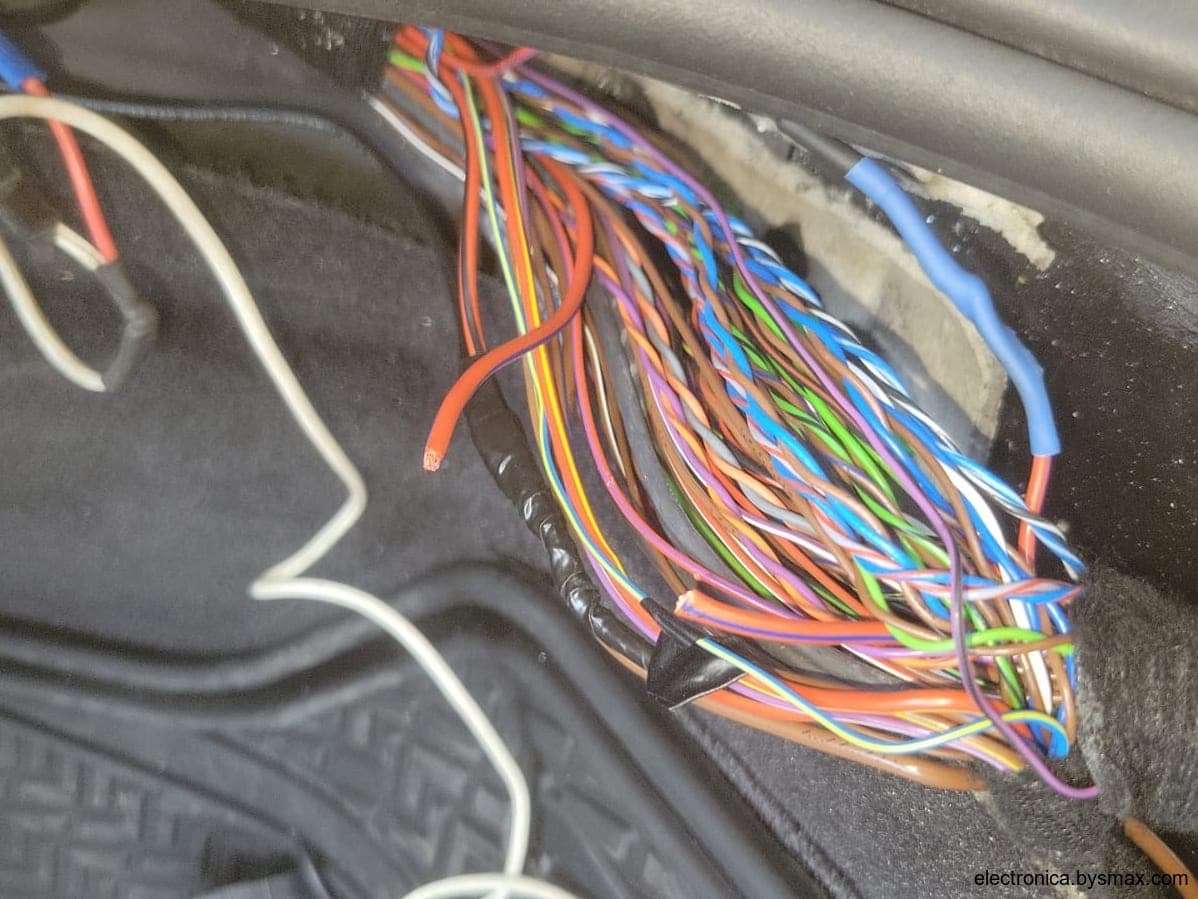 Paso 1: CORTE A LA BOMBA, CABLE ROJO CON FRANJA  AZUL, LAD