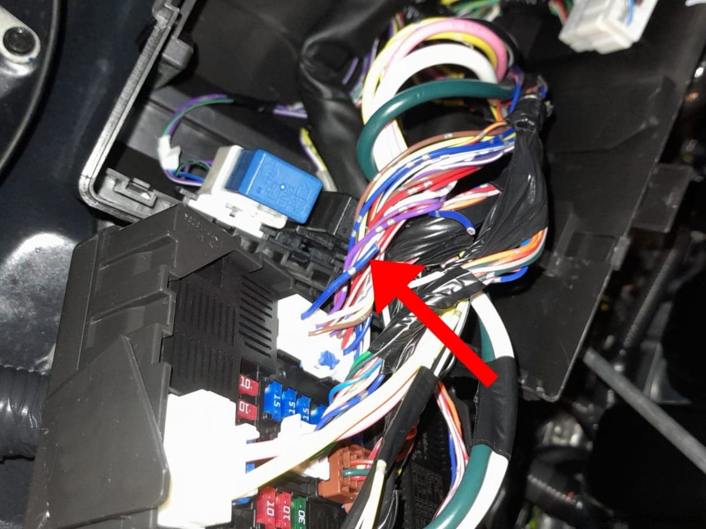 Paso 1: CORTE A LA BOMBA, CABLE AZUL CON PUNTOS GRISES, CO