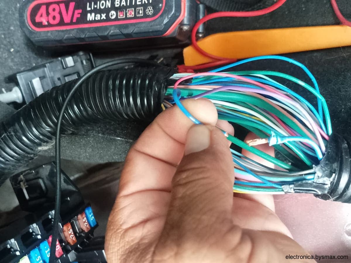 Paso 1: CORTE A LA BOMBA, CABLE CELESTE CON PUNTOS GRISES,