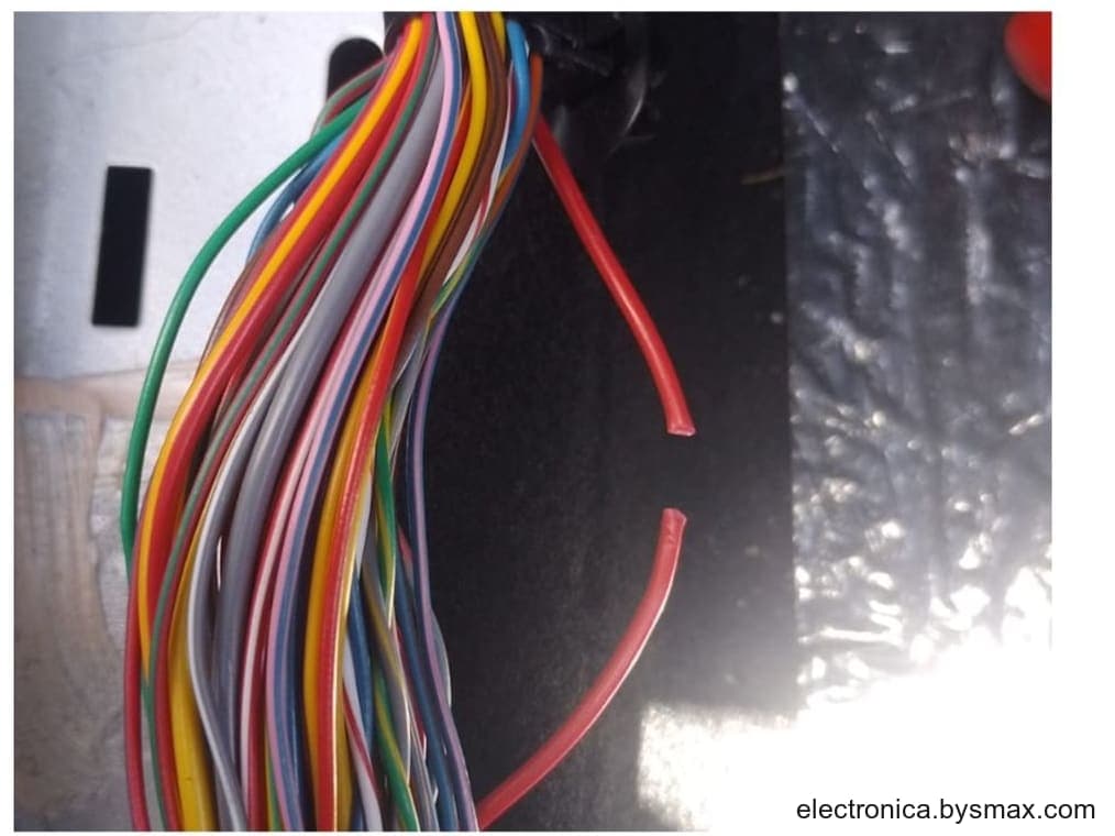 Paso 1: CORTE A LA BOMBA, ESTRIBO IZQUIERDO CABLE ROJO
