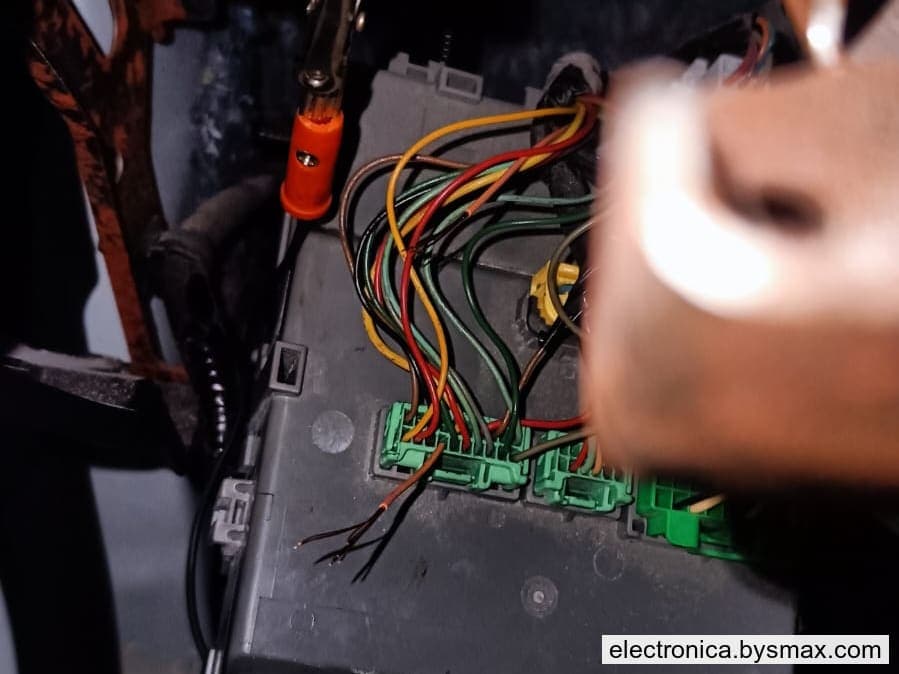 Paso 1: CORTE A IGNICION, CABLE NARANJA EN LA FUSILERA INT