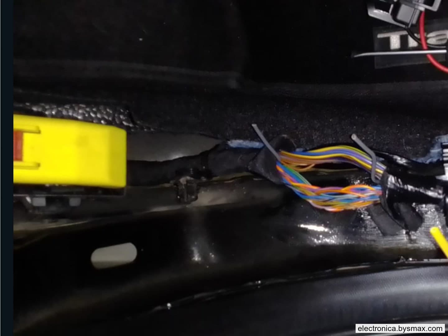 Paso 1: CORTE A LA BOMBA, CABLE GRIS LADO DEL CONDUCTOR
