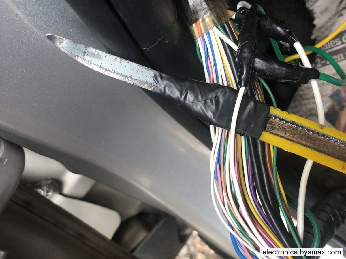 Paso 1: CORTE A LA BOMBA, CABLE COLOR BLANCO DEL LADO DEL 
