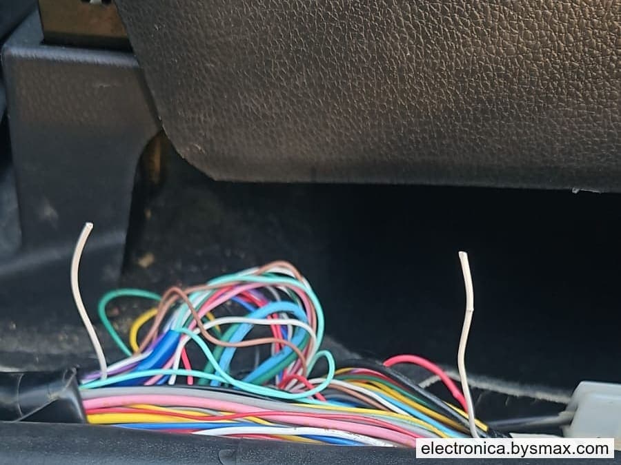 Paso 1: CORTE A LA BOMBA, CABLE COLOR BLANCO UBICADO EN EL