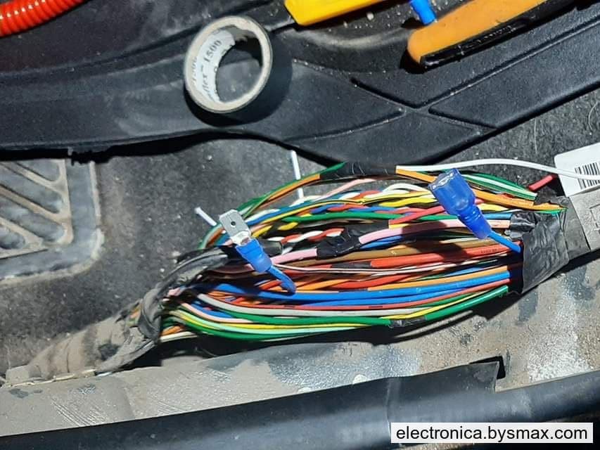Paso 1: CORTE A LA BOMBA, CABLE COLOR AZUL UBICADO EN EL E