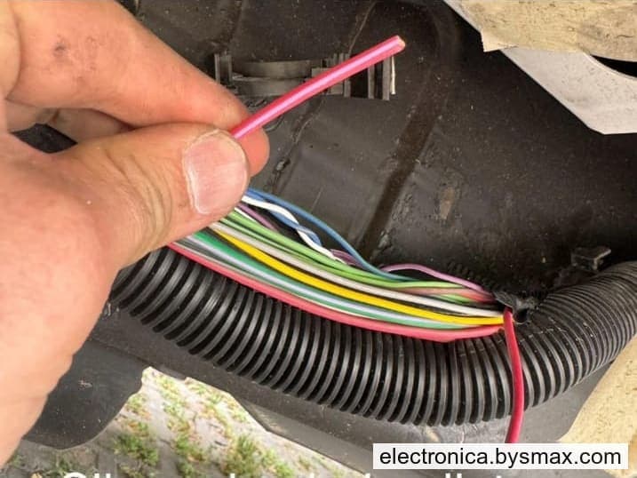 Paso 1: CORTE A LA BOMBA, CABLE COLOR ROJO CON FRANJA LILA