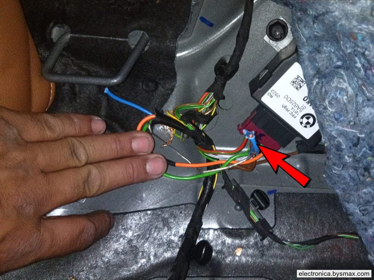 Paso 1: CORTE A LA BOMBA, CABLE COLOR AZUL UBICADO EN EL A