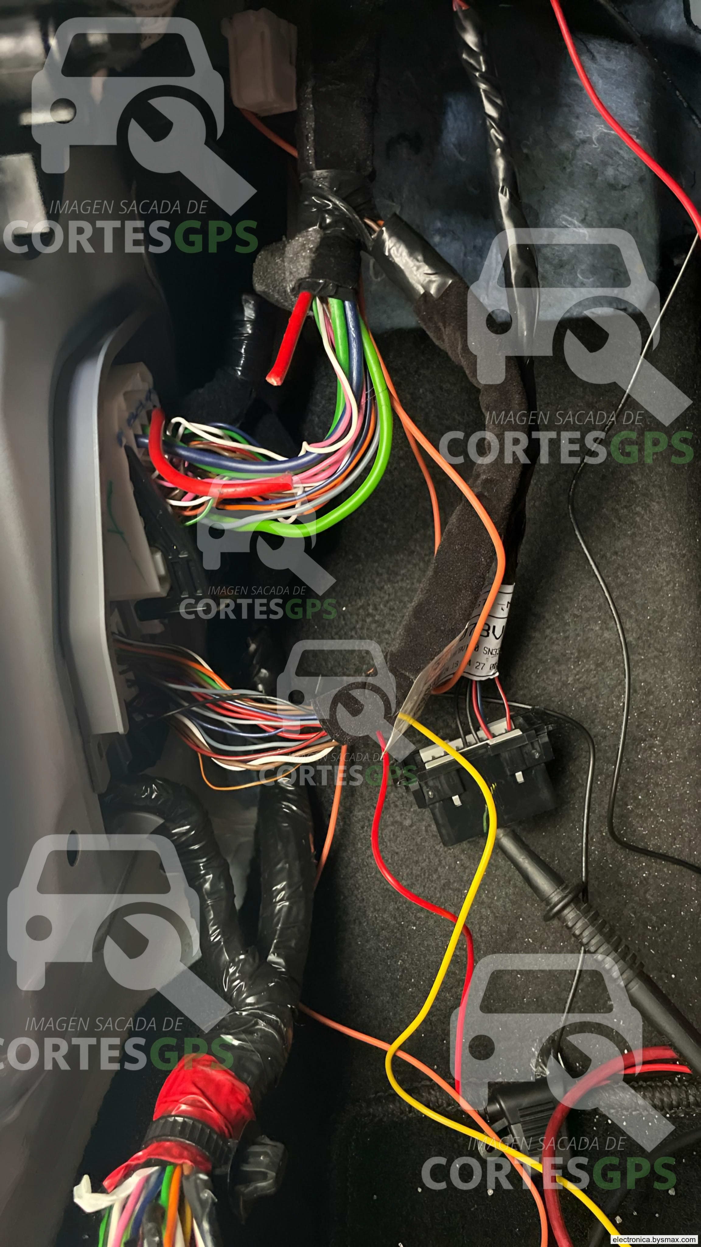 Paso 1: CORTE A IGNICION, CABLE COLOR ROJO POR EL POSAPIE 