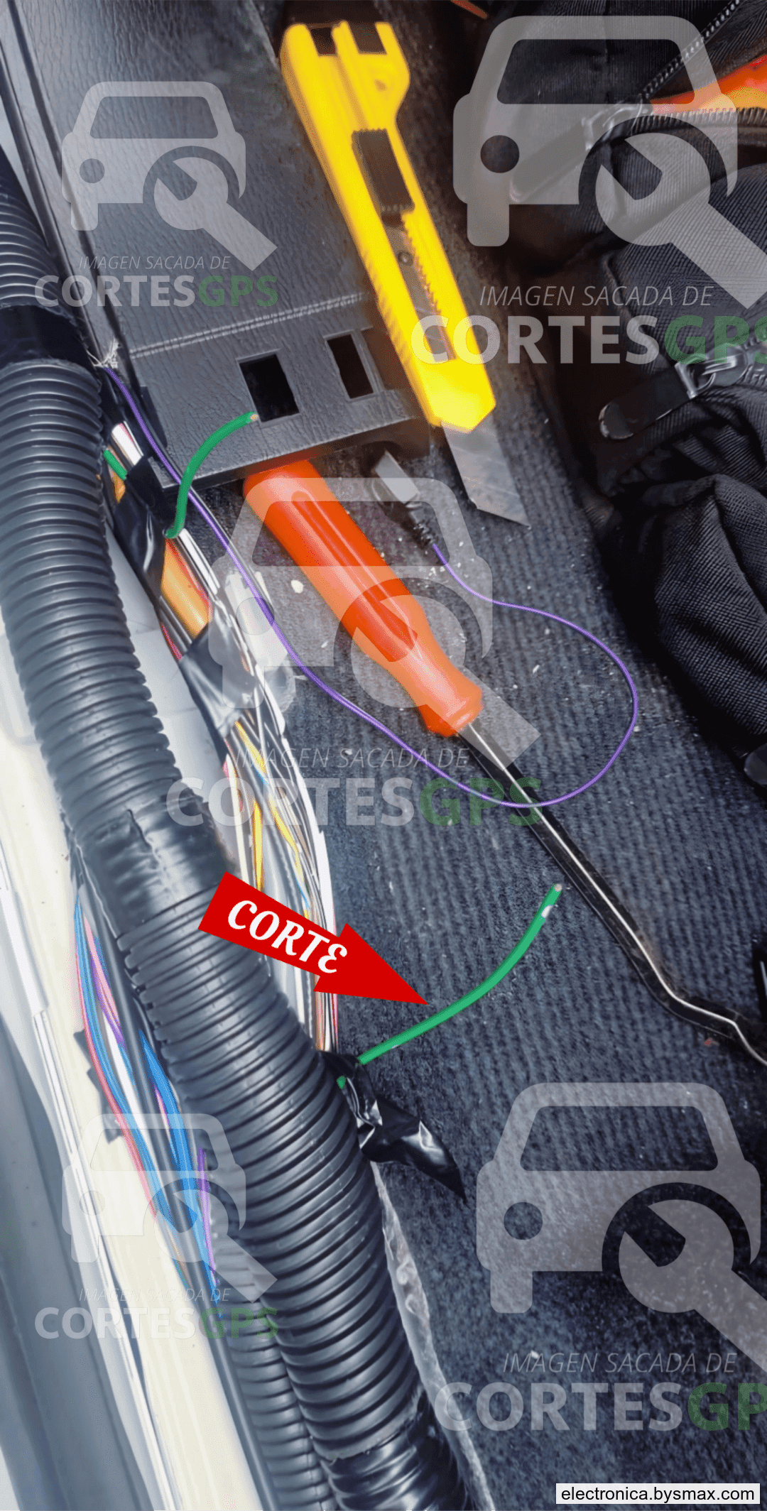 Paso 3: CORTE A LA BOMBA, CABLE COLOR VERDE CON PUNTOS GRI