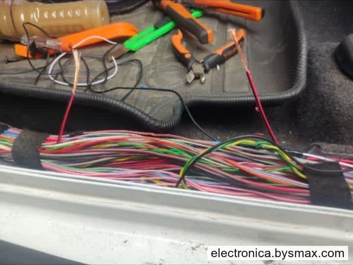 Paso 1: CORTE A LA BOMBA, CABLE ROJO CON FRANJA NEGRA, COR