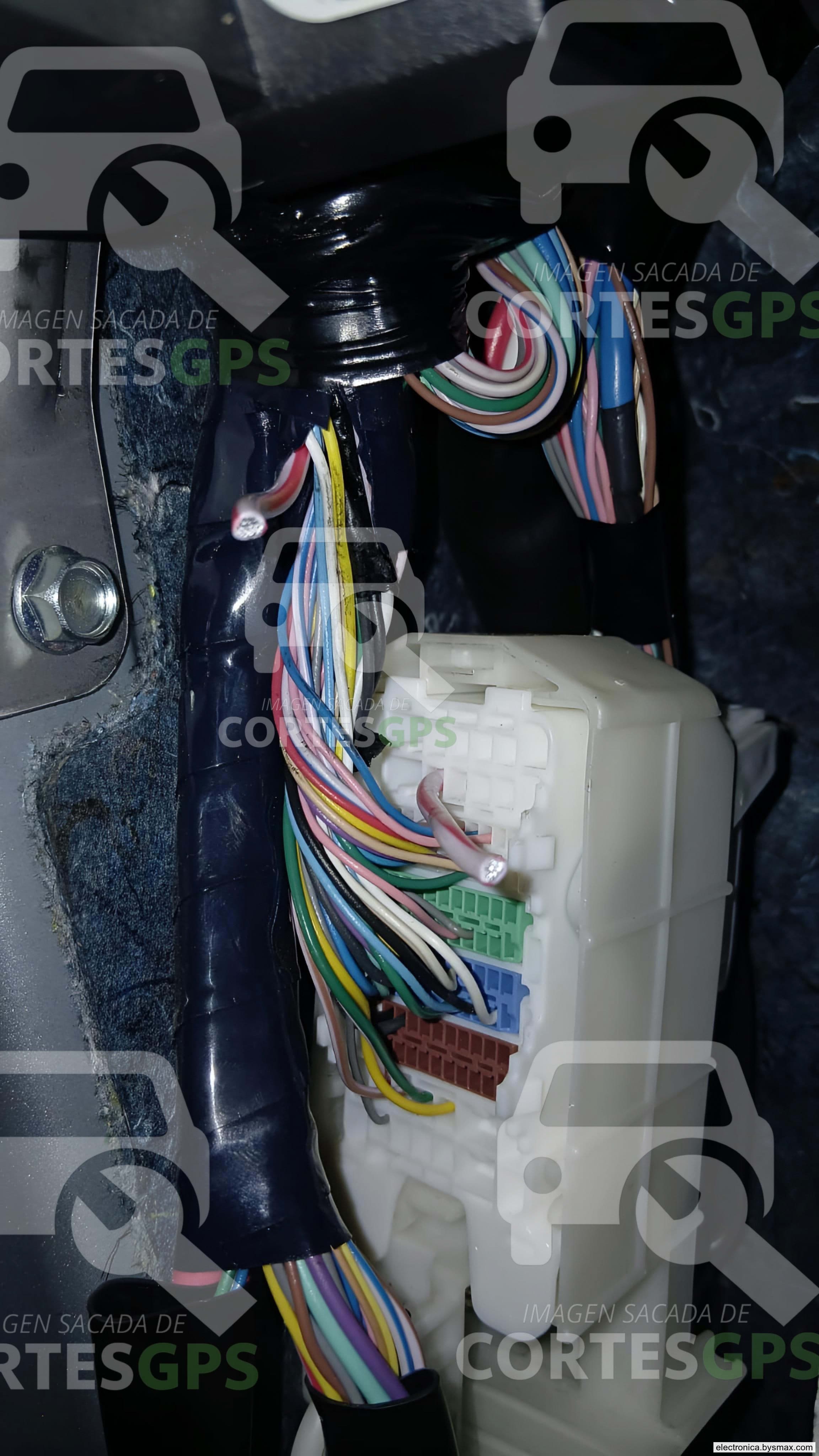Paso 1: CORTE A LA BOMBA, CABLE COLOR BLANCO CON LINEA ROJ