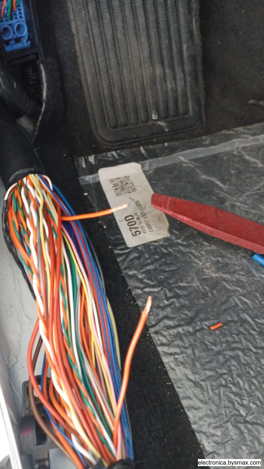 Paso 1: Kia Sorento 2025, cable naranja estribo conductor,
