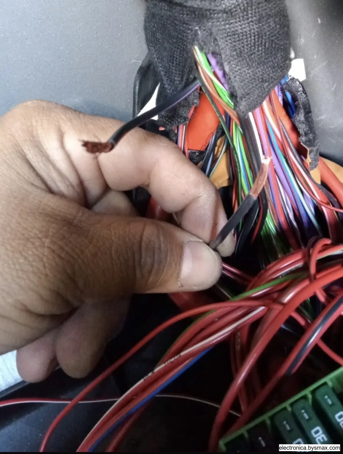Paso 1: La fusilera esta debajo del tapete de el lado del