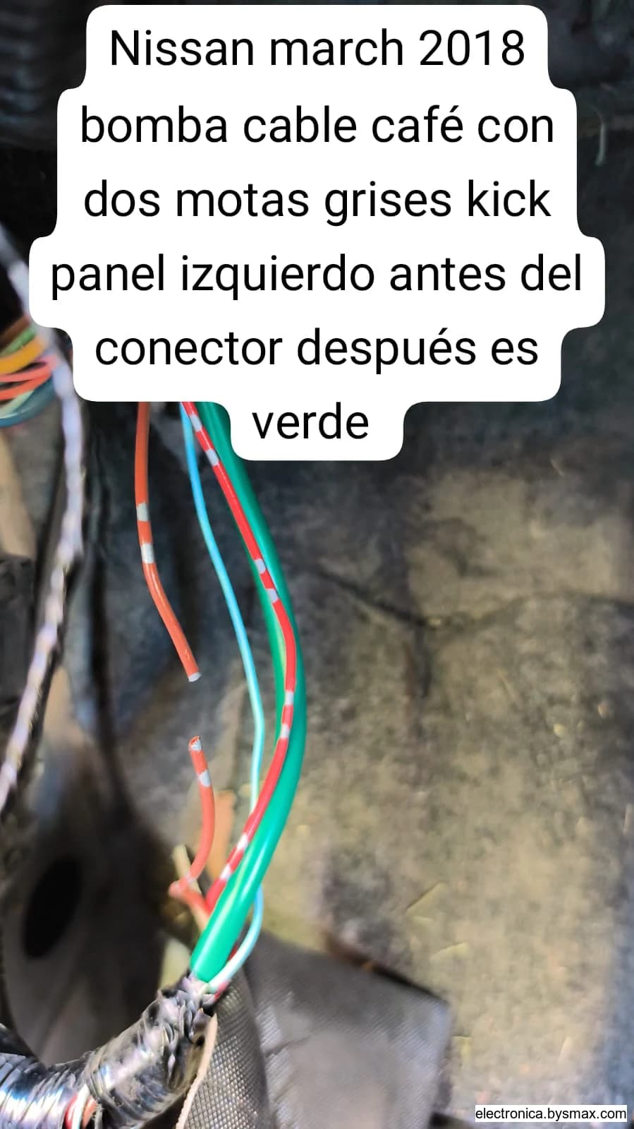 Paso 1: Cable cafe con dos motas grises kick panel izquier