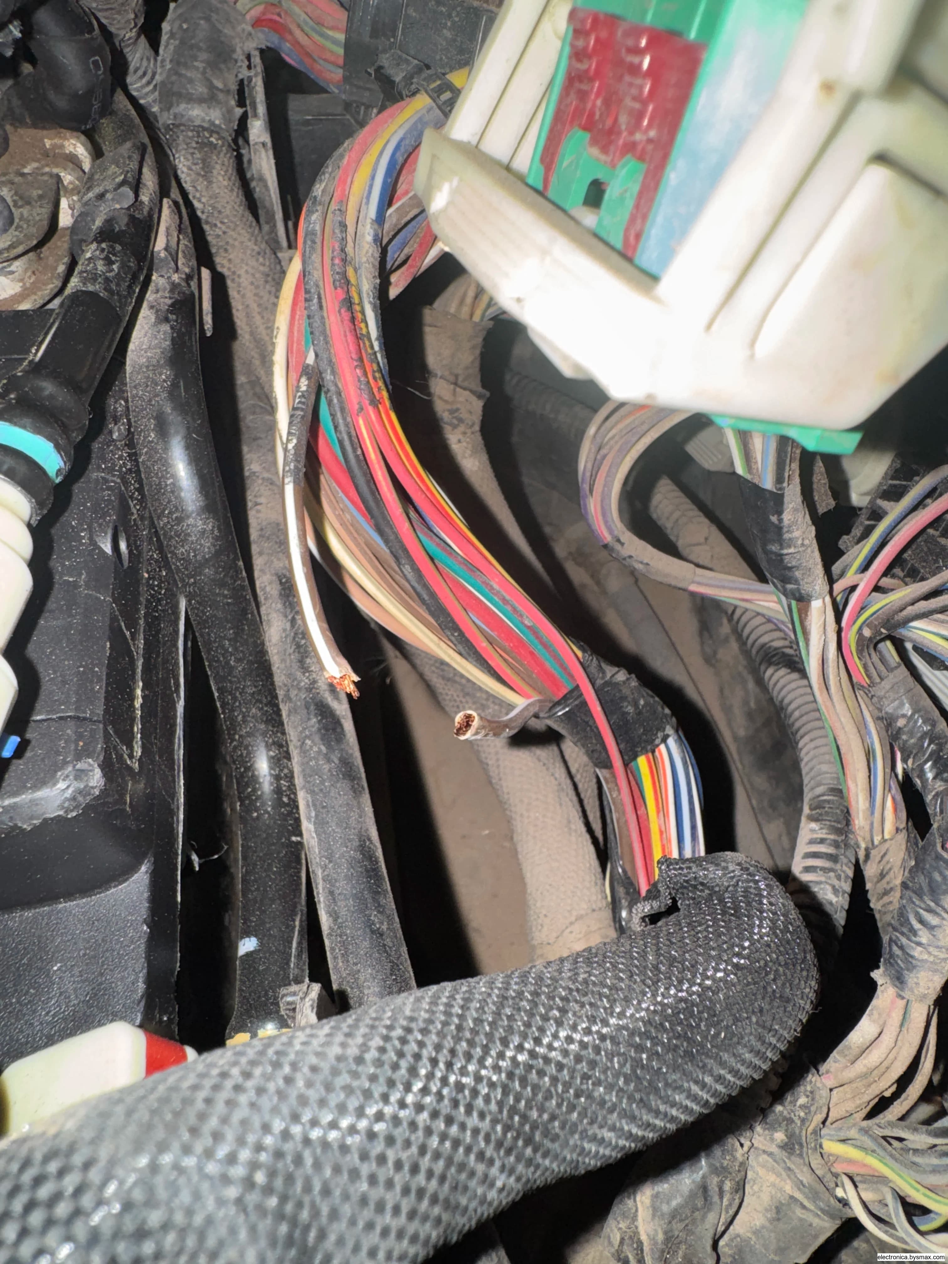 Paso 1: Caja de fusibles delantera
Cable cal 16
Café/Bla
