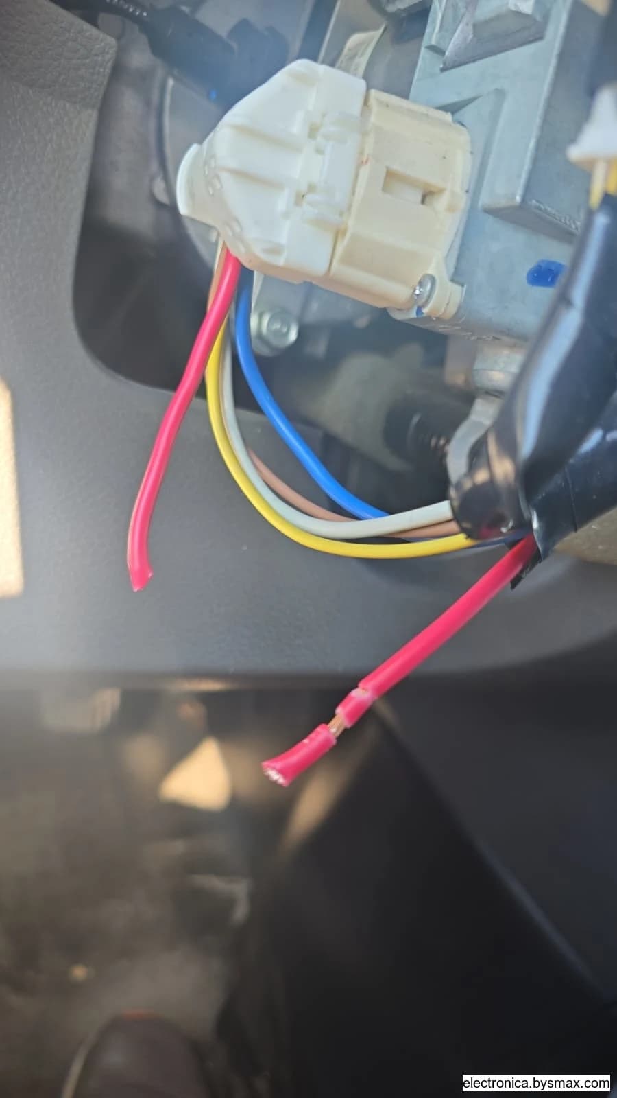 Paso 1: Corte a swich cable rojo