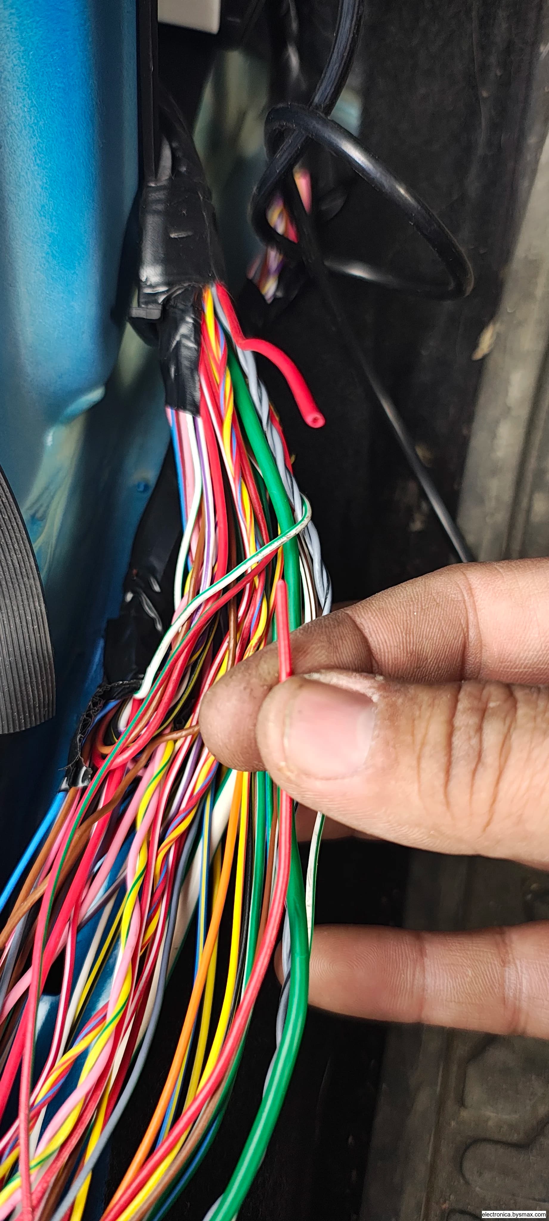 Paso 1: Corte de bomba en el panel del piloto cable color