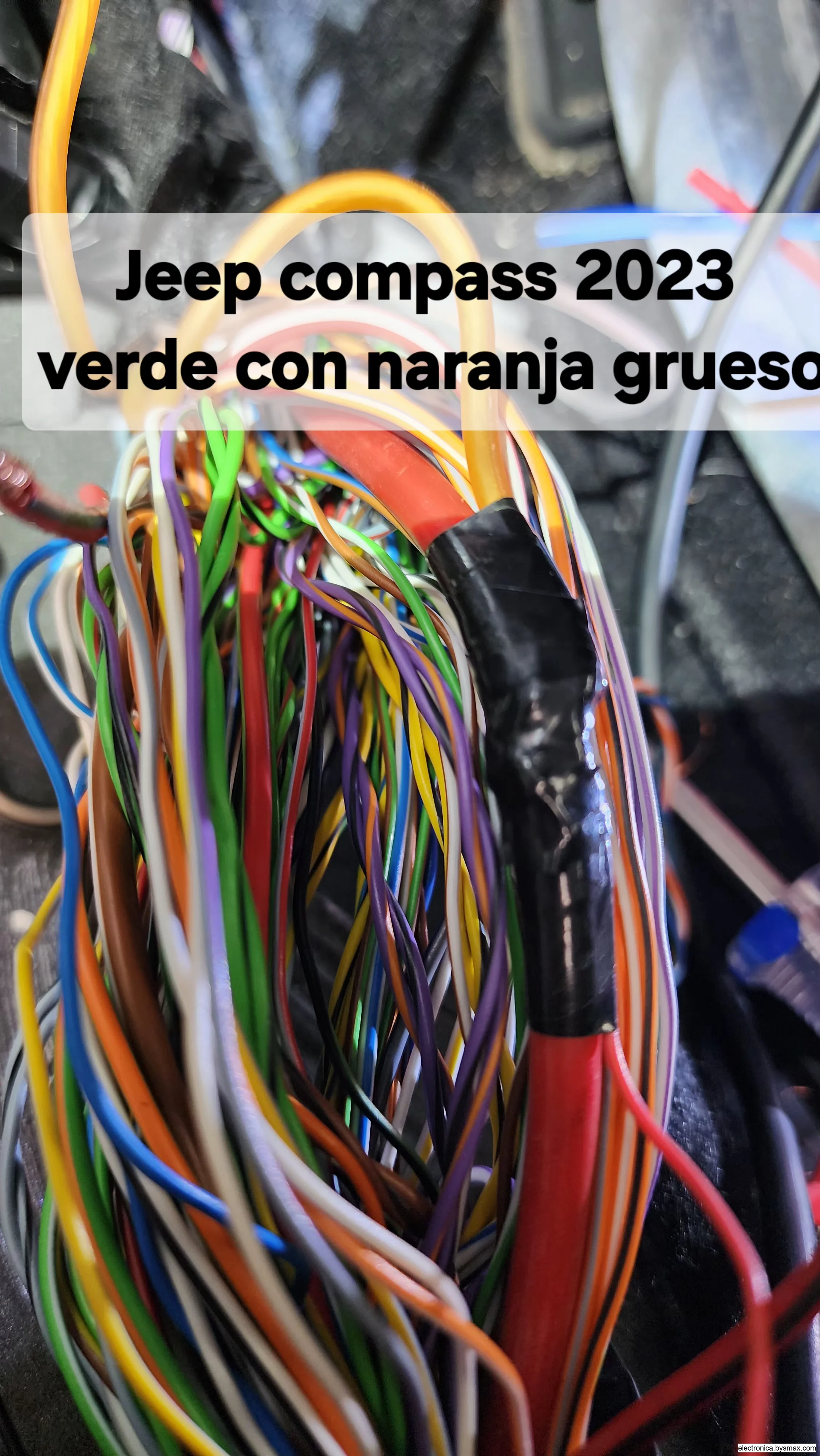 Paso 1: Está en el estribo del lado del piloto, puede ser