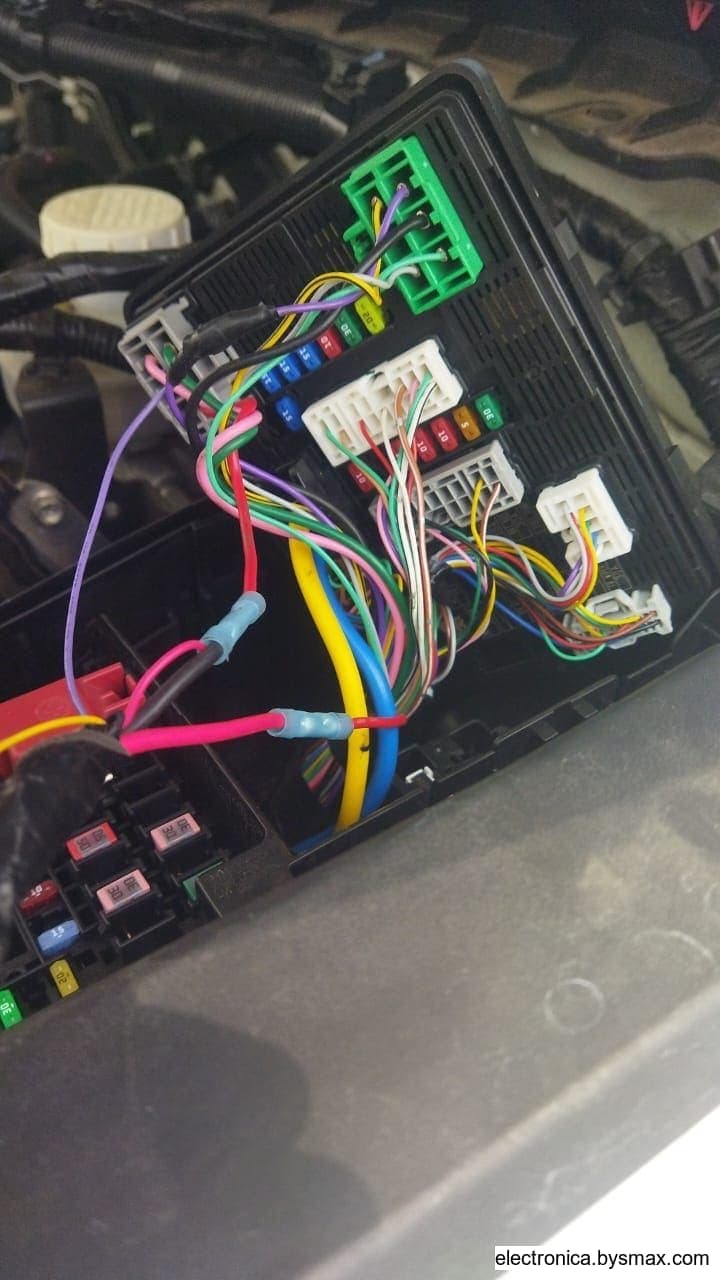 Paso 1: Caja de fusibles del motor