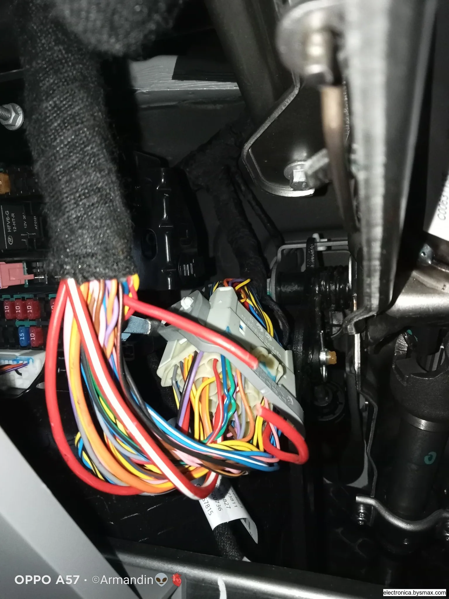 Paso 1: Cable rojo ,Abajo del volante , a un costado de la