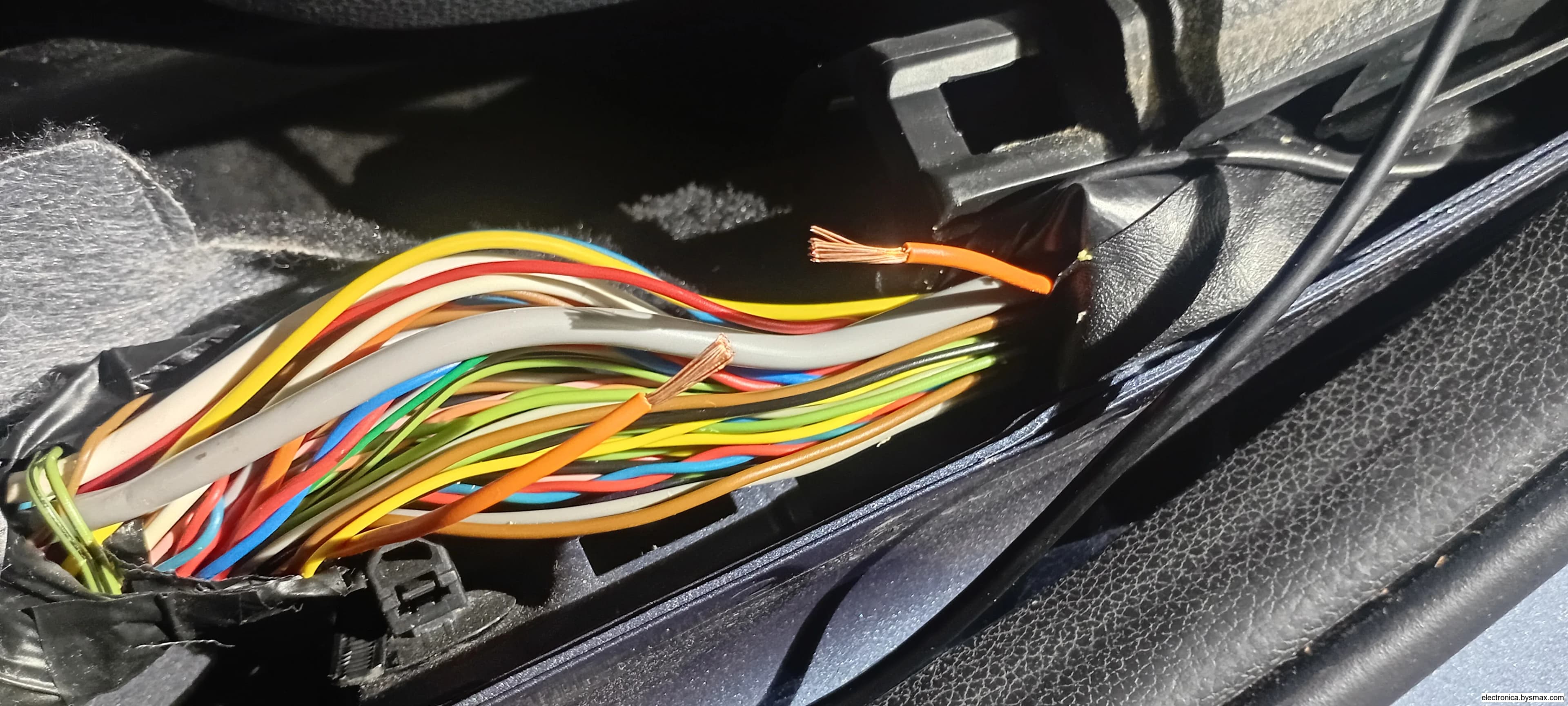 Paso 1: Estribo izquierdo (piloto) cable naranja
El auto