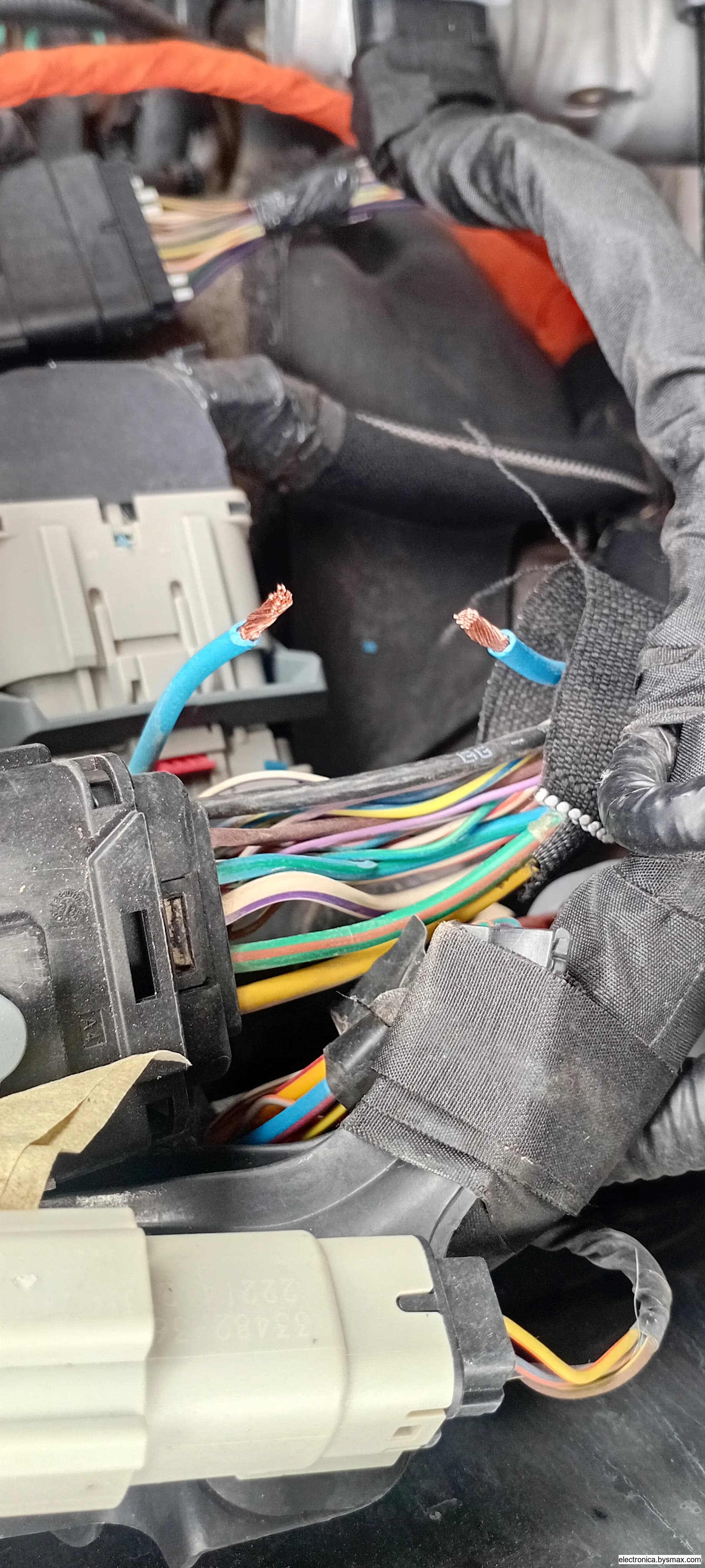 Paso 1: Bomba de combustible, cable azul cal. 14 , ubicac