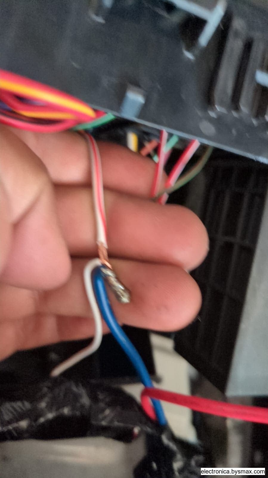 Paso 2: Corte en fusilera del motor cable blanco con rojo.