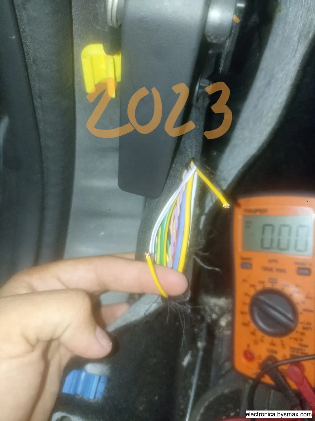 Paso 1: Corte a bomba posapie piloto cable color amarillo