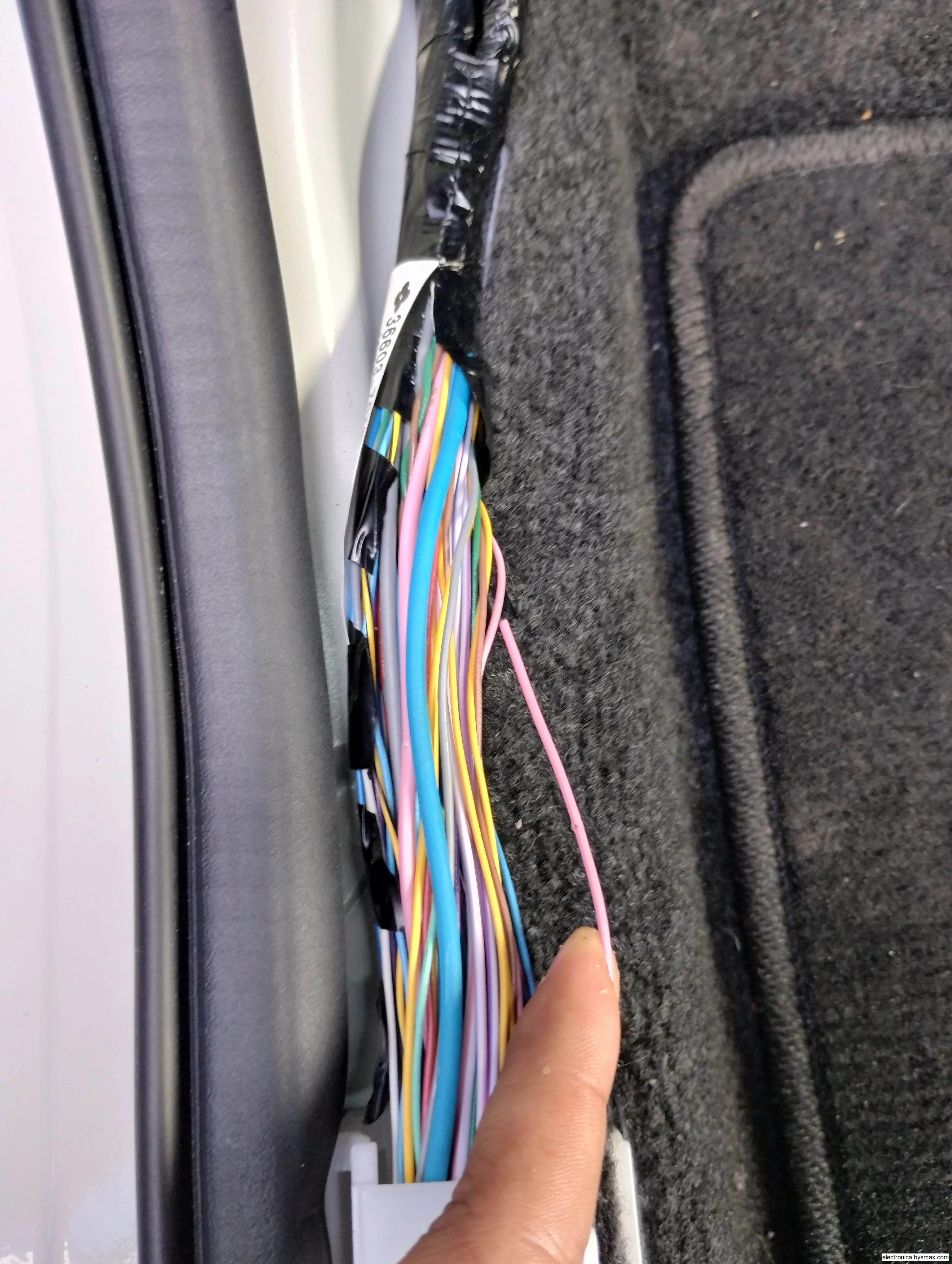 Paso 1: Corte a la bomba Cable rosa no tan grueso