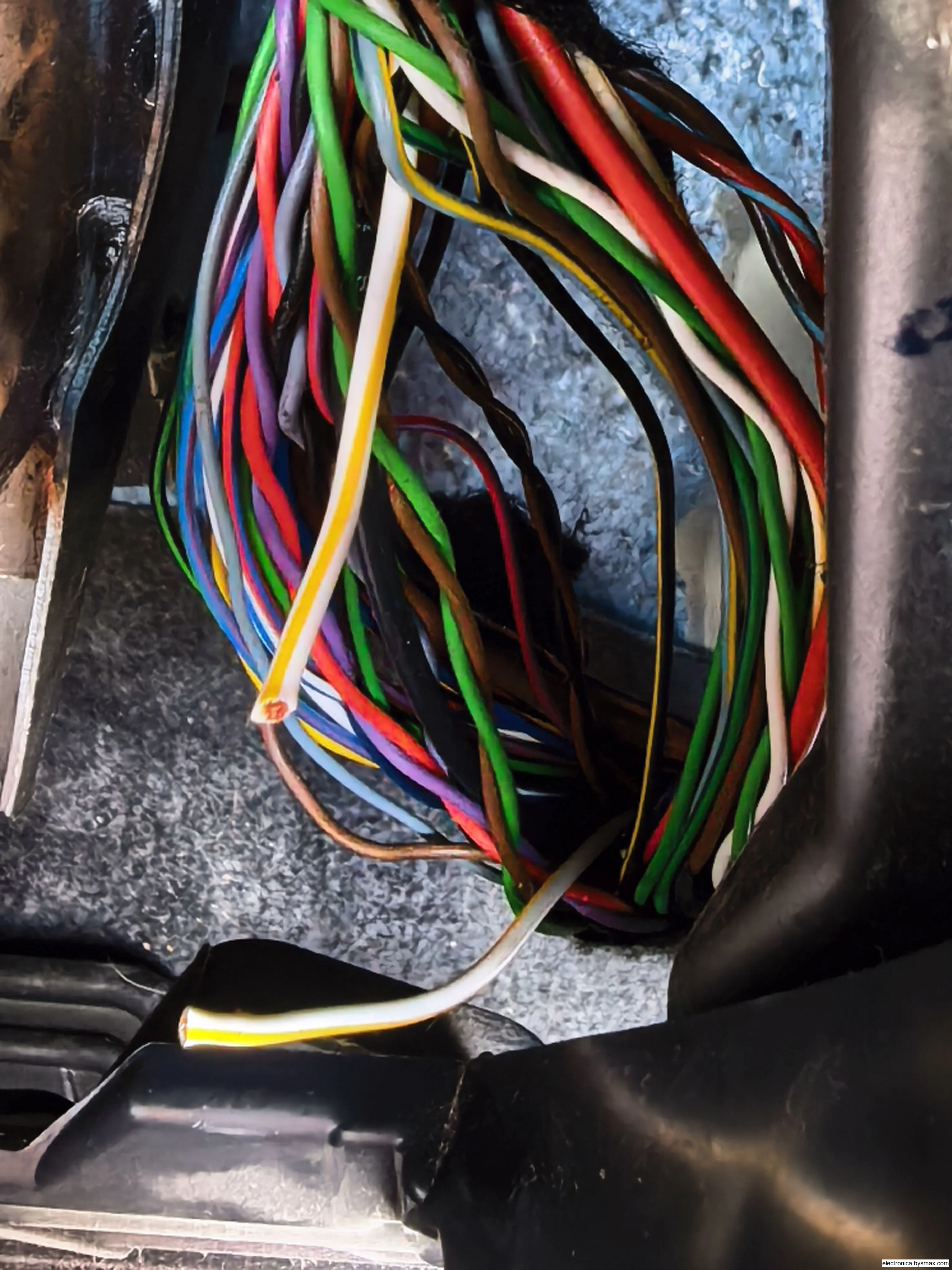Paso 1: Arnés lado pasajero detrás de guantera.cable blanc