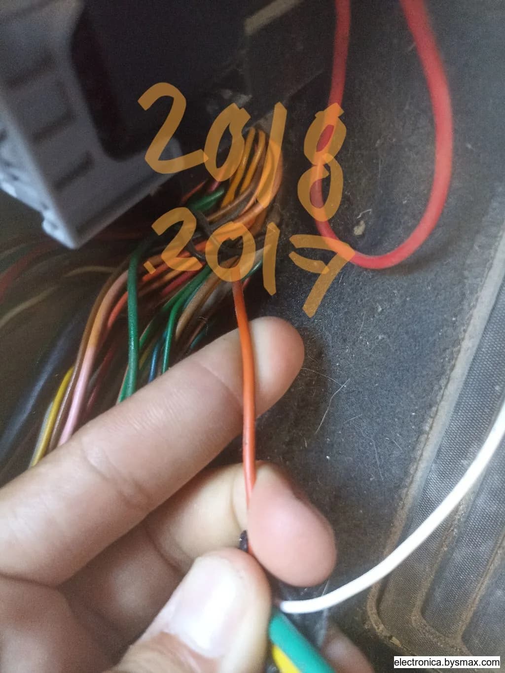 Paso 1: Corte a bomba posapie piloto cable color naranja
