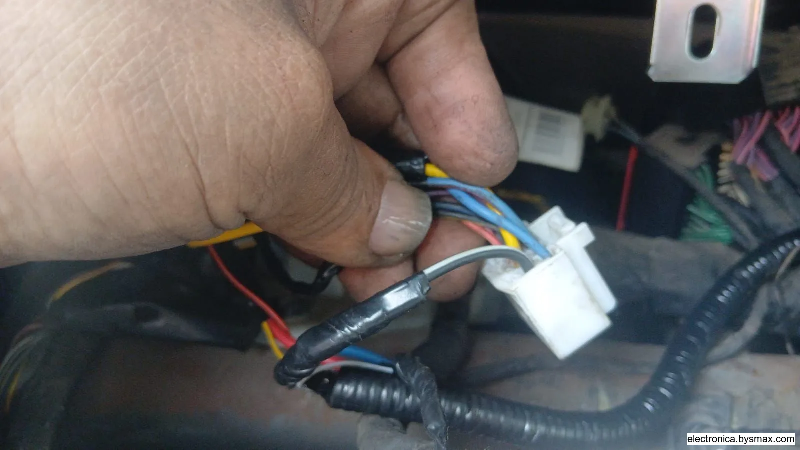 Paso 1: Detrás del tablero, ploga blanca, cable negro con