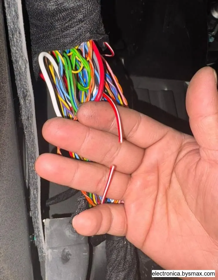 Paso 1: Cable rojo con blanco lado piloto