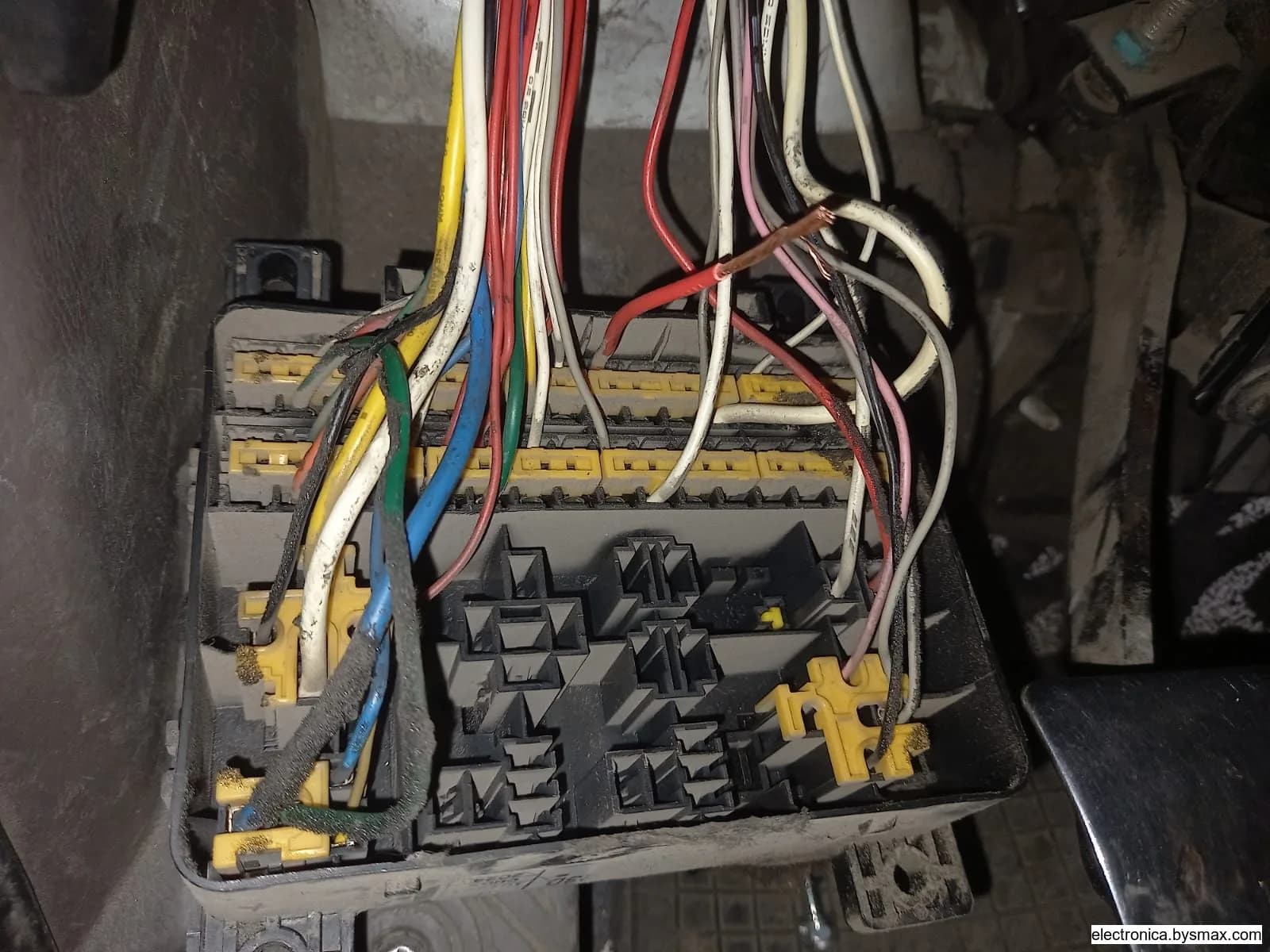 Paso 1: Caja de fusibles, lado piloto