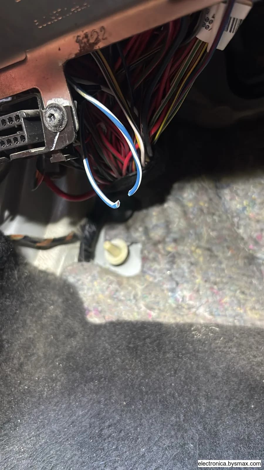 Paso 1: Corte a la bomba, cable azul con blanco