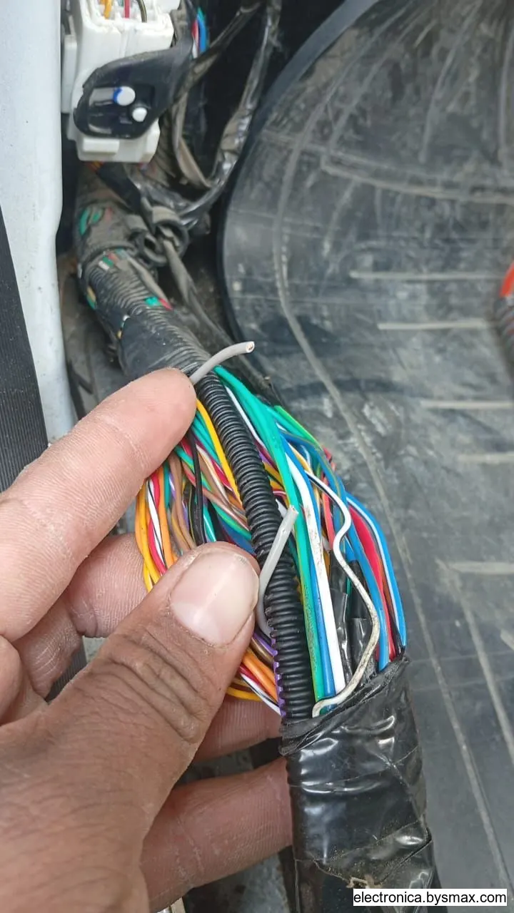 Paso 1: Estribo lado piloto, cable gris bomba de gasolina