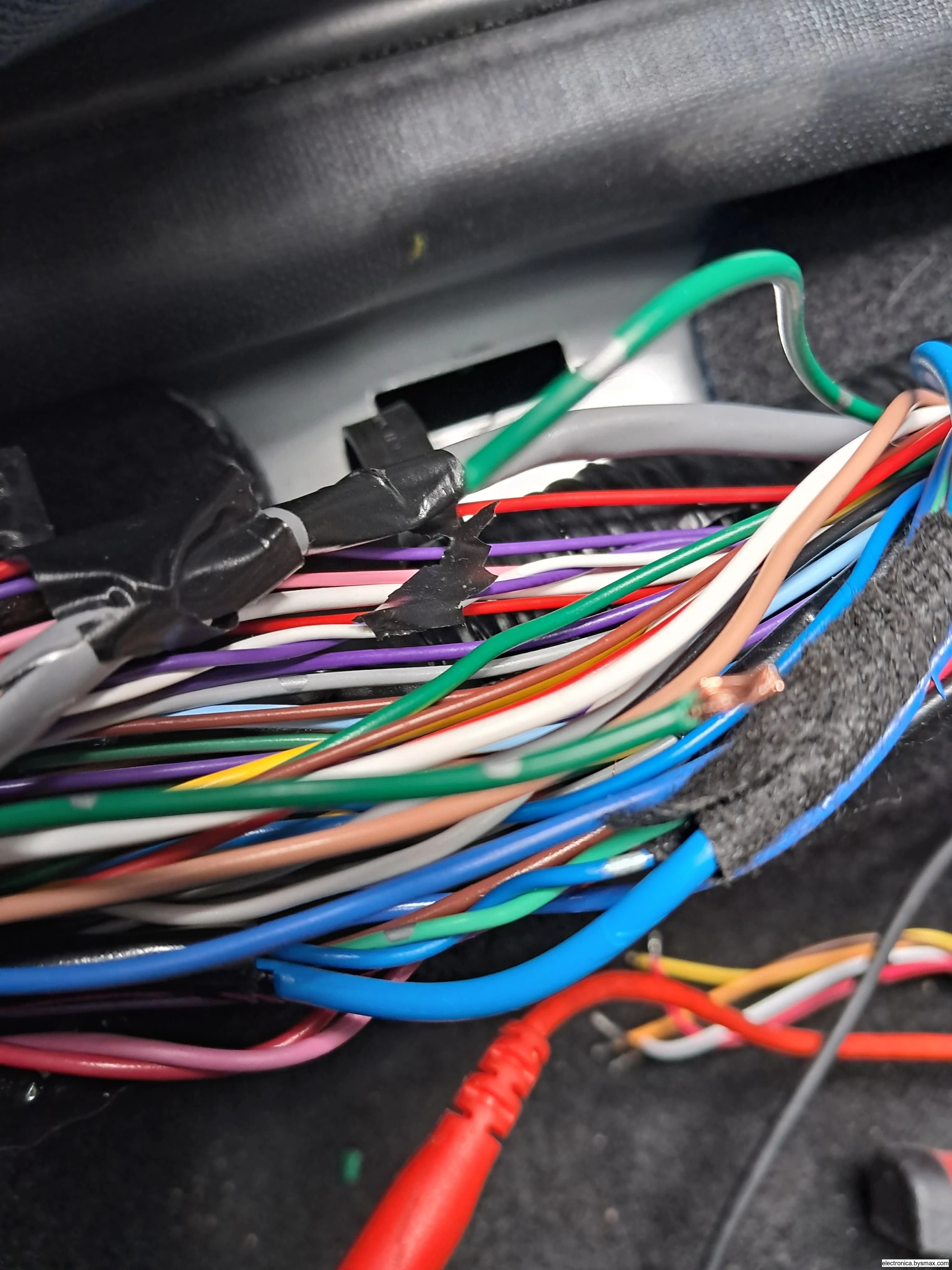 Paso 1: Mazda 2 2026 estribo piloto cable verde motas plat