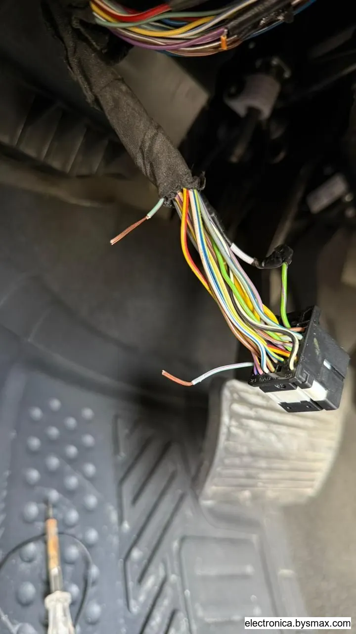 Paso 2: Cable gris/ morado (delgado) Suburban 2019