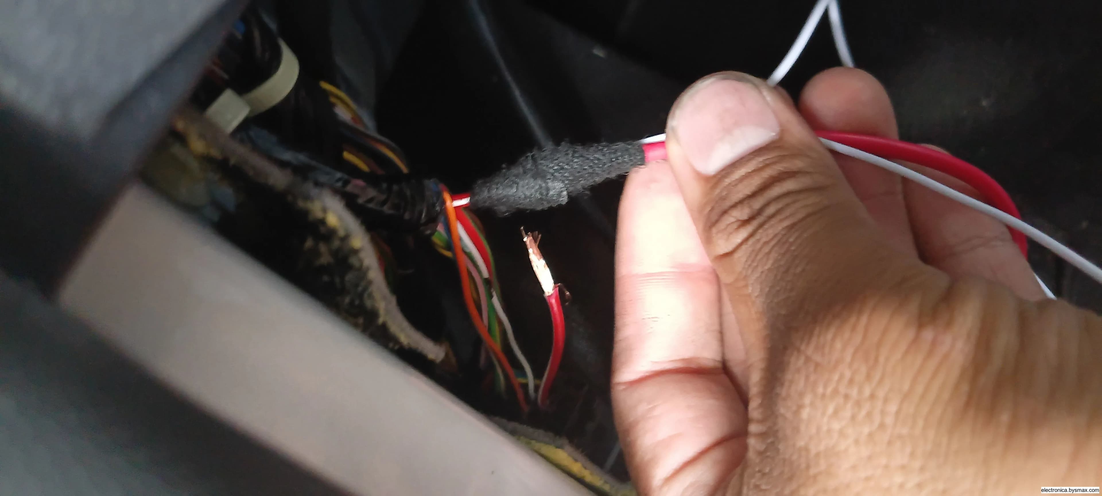 Paso 1: Corte a bomba Cable rojo con linea blanco lado pil
