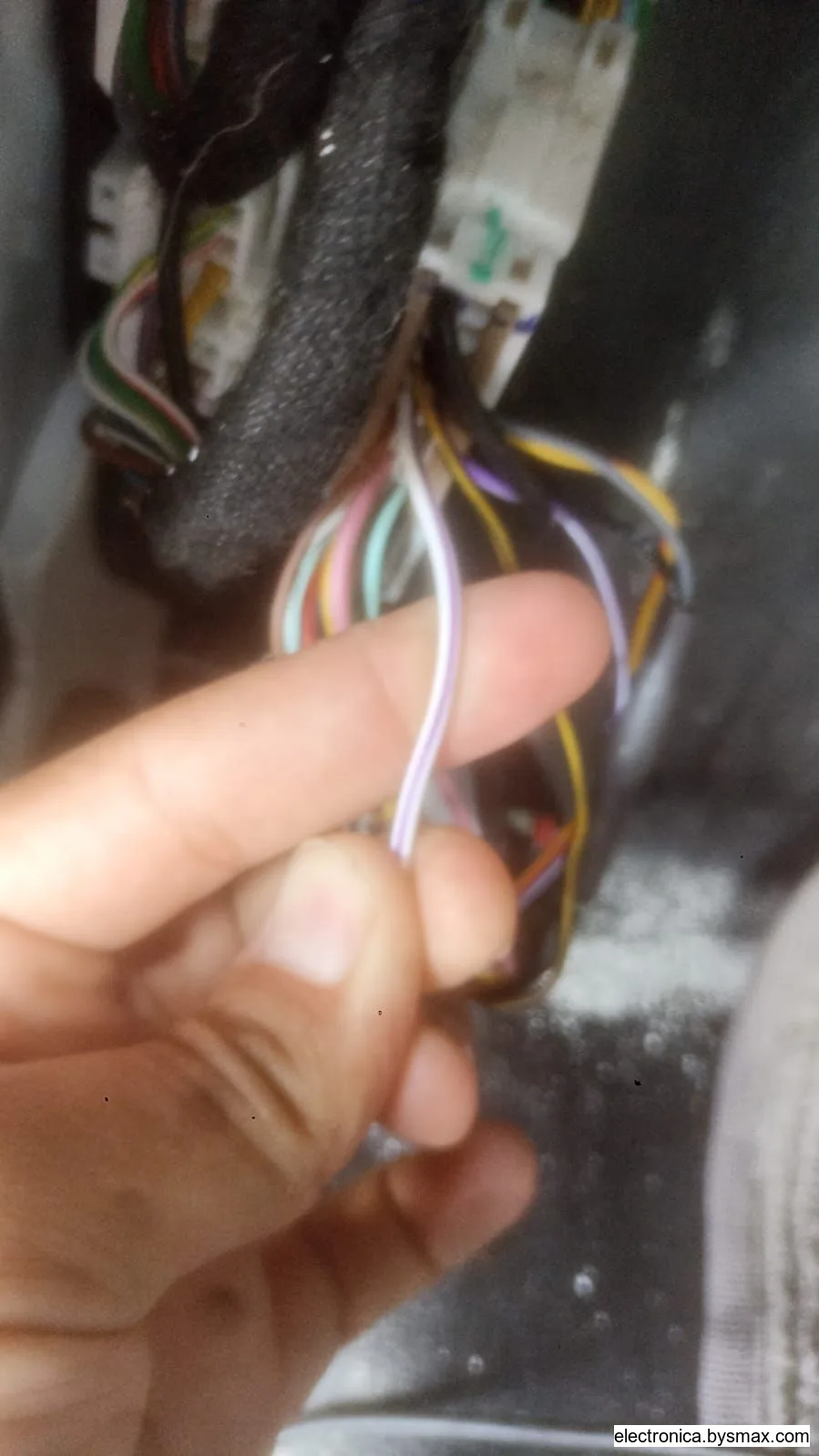 Paso 1: Cable grueso color blanco con franja violeta posap