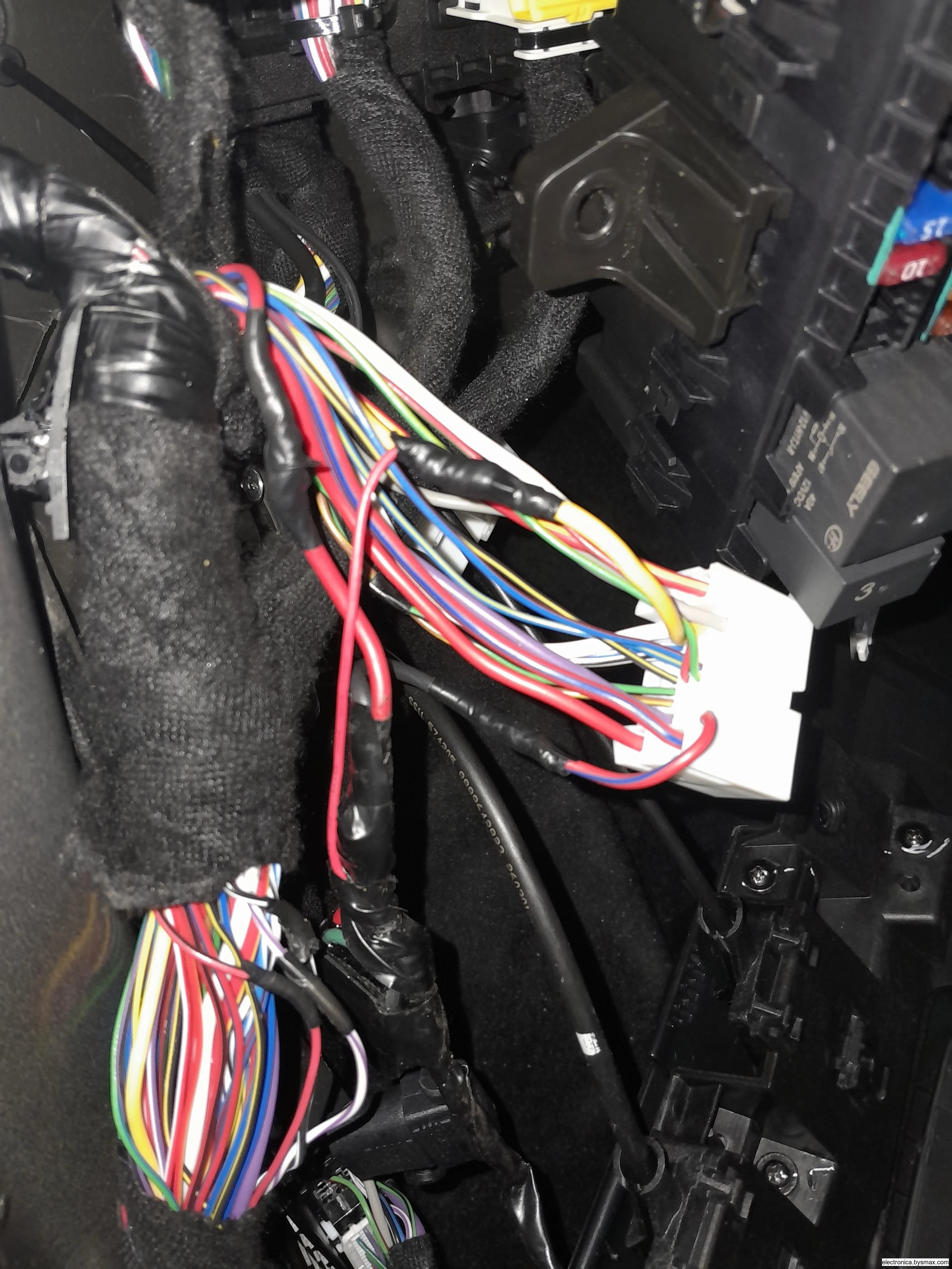 Paso 1: Conector blanco lado del piloto Corte de bomba de