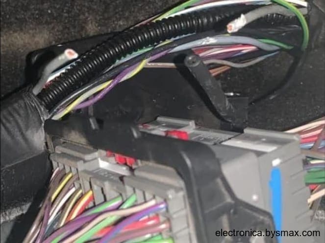 Paso 1: CORTE A LA BOMBA, CABLE GRISS, LADO DEL PILOTO