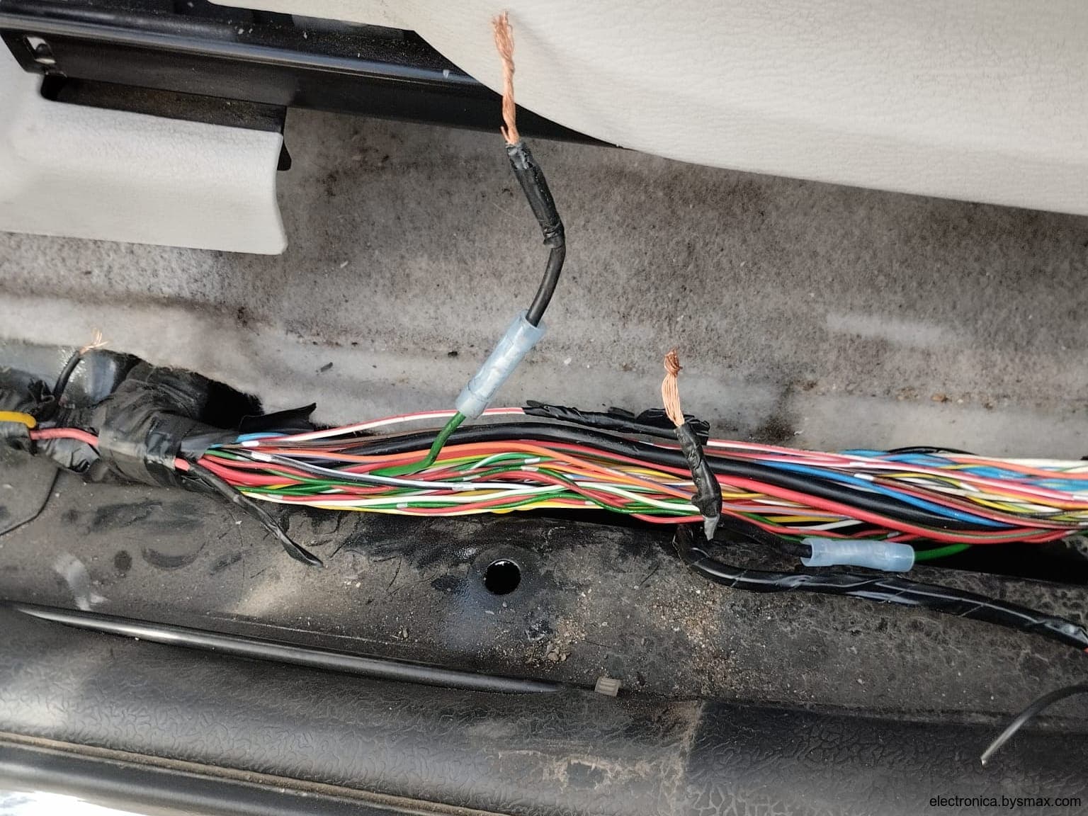 Paso 1: CORTE A LA BOMBA, CABLE VERDE CON PUNTOS GRISES, L