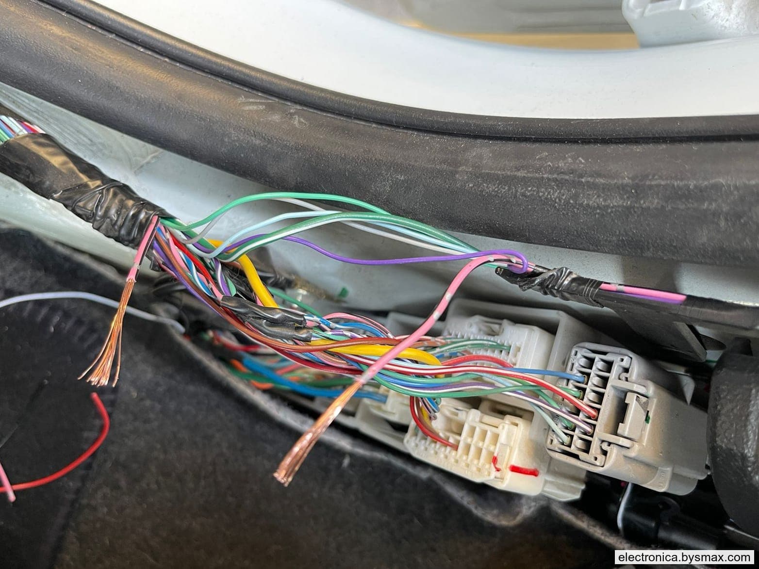 Paso 1: CORTE A LA BOMBA, ESTRIBO LADO DEL PILOTO CABLE RO