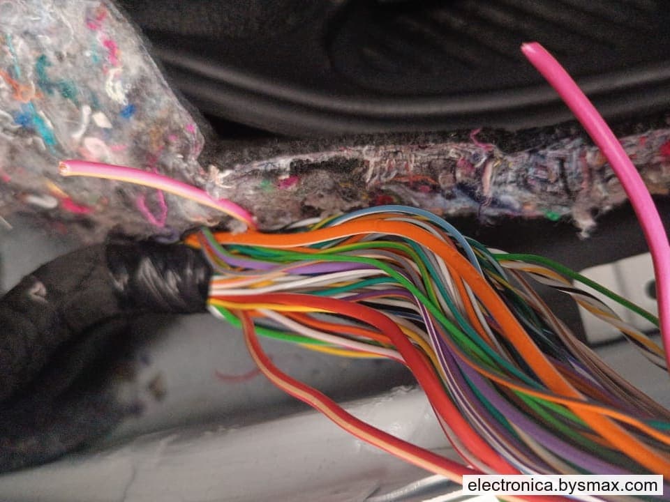 Paso 1: CORTE A LA BOMBA DE COMBUSTIBLE, CABLE ROSADO CON