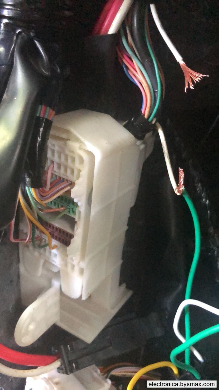 Paso 1: CORTE A LA BOMBA, CABLE COLOR BLANCO EN EL ESTRIBO