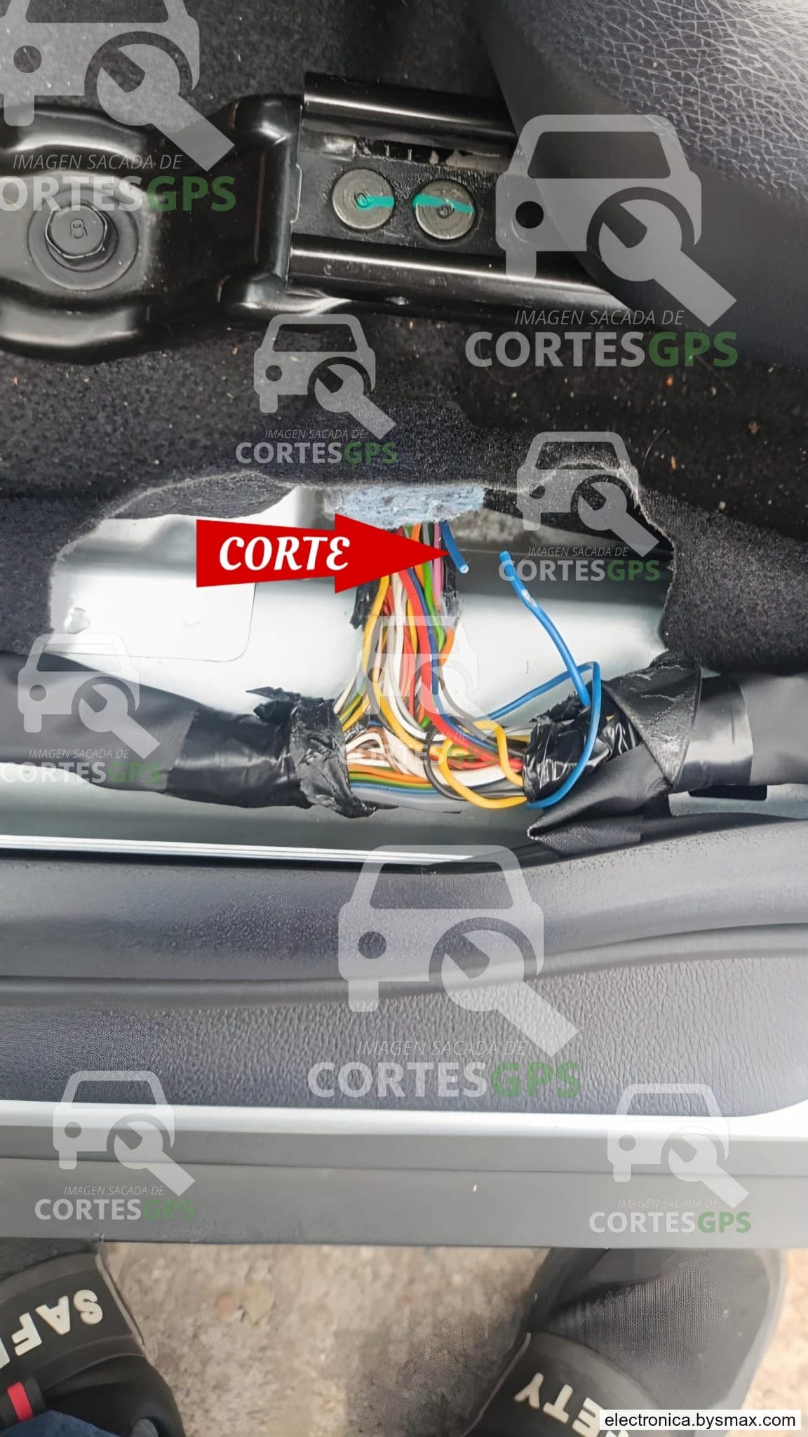 Paso 1: CORTE A LA BOMBA, EL CABLE SALE DE ABAJO DEL ASIEN